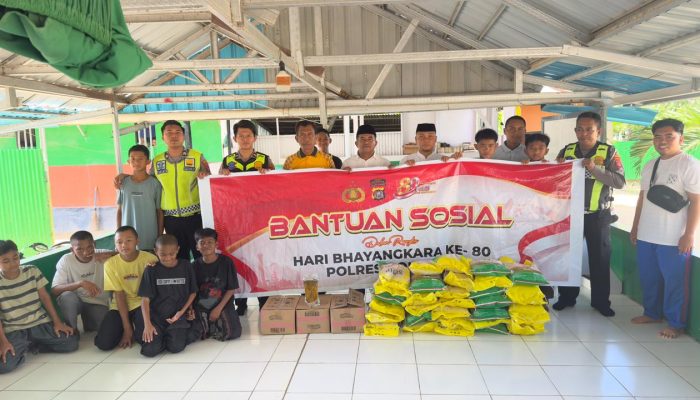 Polres Bombana Salurkan 65 Paket Sembako ke Dua Pondok Pesantren Jelang Hari Bhayangkara ke-80