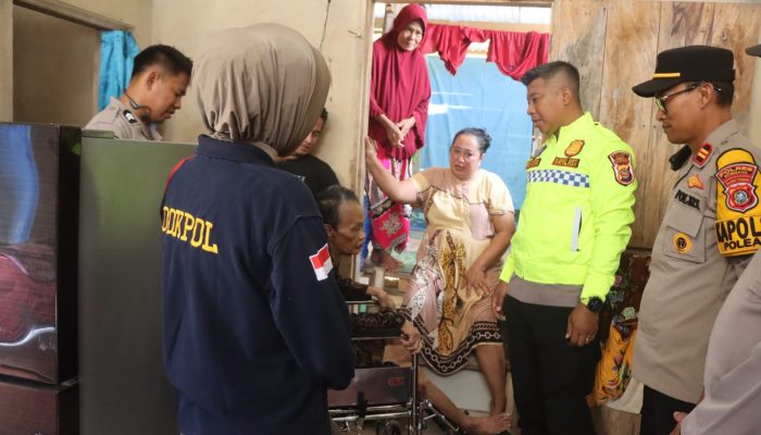 Polres Bombana Serahkan Kursi Roda kepada Penyandang Disabilitas pada Peringatan Hari Bhayangkara ke-80