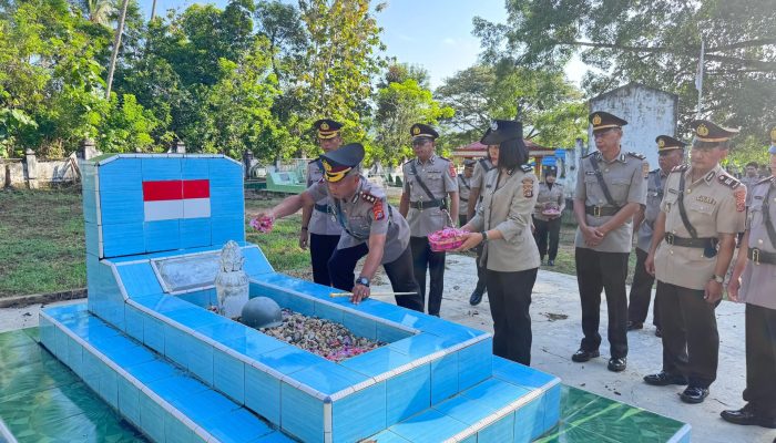 Hari Bhayangkara ke-80, Polres Bombana Kenang Jasa Pahlawan Lewat Ziarah dan Tabur Bunga