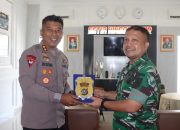 Kapolres Bombana Serahkan Piagam Penghargaan kepada Dandim 1431, Perkuat Sinergi Jaga Kamtibmas