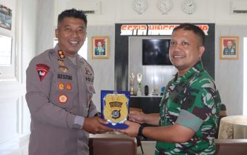 Kapolres Bombana Serahkan Piagam Penghargaan kepada Dandim 1431, Perkuat Sinergi Jaga Kamtibmas