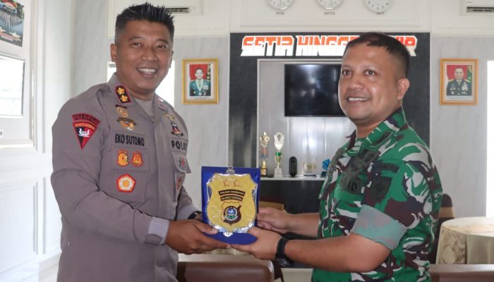 Kapolres Bombana Serahkan Piagam Penghargaan kepada Dandim 1431, Perkuat Sinergi Jaga Kamtibmas