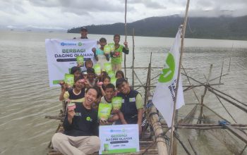 Menerjang Hujan dan Ombak, Tim Kitabisa dan IZI Sultra Salurkan Daging Olahan ke Pulau Toroguso