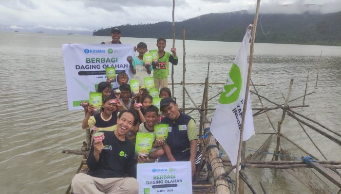 Menerjang Hujan dan Ombak, Tim Kitabisa dan IZI Sultra Salurkan Daging Olahan ke Pulau Toroguso