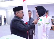 52 Paskibraka Bombana Dikukuhkan, Bupati Tekankan Tanggung Jawab di Balik Pengibaran Merah Putih