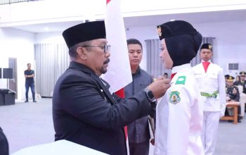 52 Paskibraka Bombana Dikukuhkan, Bupati Tekankan Tanggung Jawab di Balik Pengibaran Merah Putih