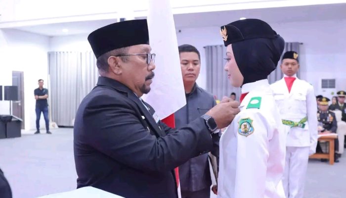 52 Paskibraka Bombana Dikukuhkan, Bupati Tekankan Tanggung Jawab di Balik Pengibaran Merah Putih