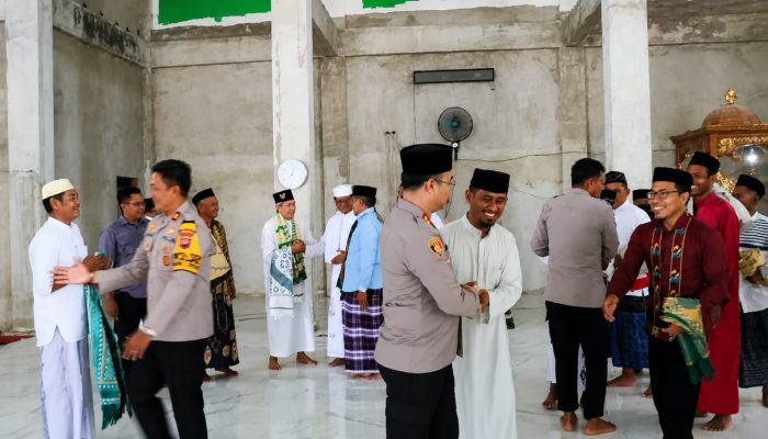 Kapolres Bombana Gelar Jumat Keliling di Kabaena Timur, Sampaikan Pesan Kamtibmas kepada Warga