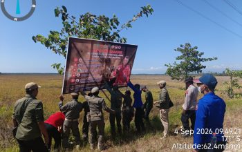 Cegah Karhutla di TN Rawa Aopa, Petugas Gabungan Pasang Baliho dan Bagikan Imbauan kepada Pengendara