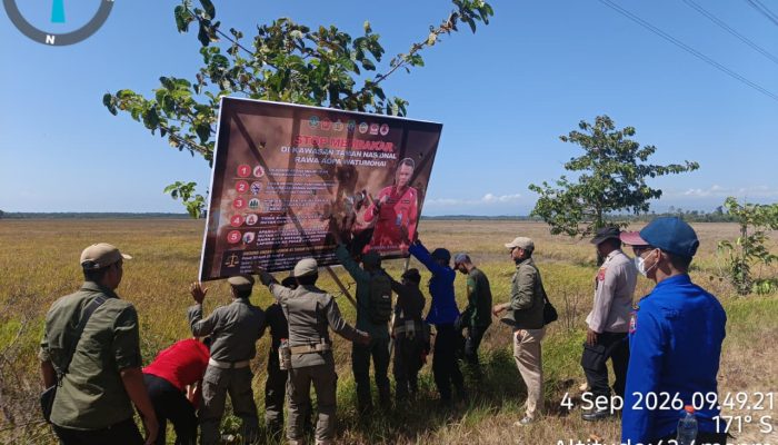 Cegah Karhutla di TN Rawa Aopa, Petugas Gabungan Pasang Baliho dan Bagikan Imbauan kepada Pengendara