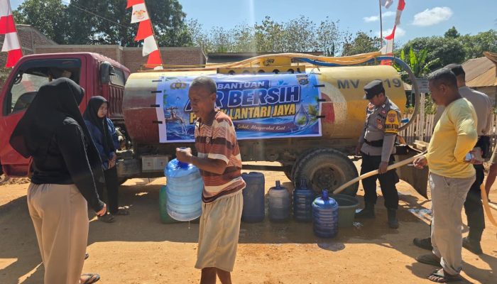 Polsek Lantari Jaya Salurkan Air Bersih untuk Warga Terdampak Kekeringan