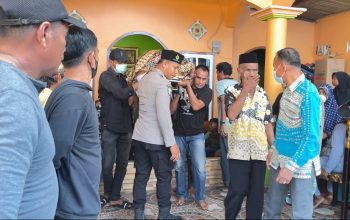 Bhabinkamtibmas Bantu Proses Pemakaman Warga di Kampung Baru Bombana