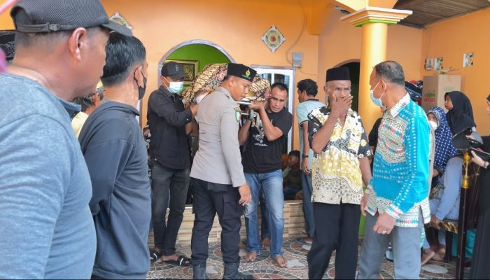 Bhabinkamtibmas Bantu Proses Pemakaman Warga di Kampung Baru Bombana