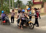 Antisipasi Dampak Kabut Asap, Kapolres Bombana Bagikan Masker kepada Warga
