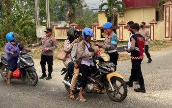 Antisipasi Dampak Kabut Asap, Kapolres Bombana Bagikan Masker kepada Warga