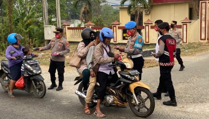 Antisipasi Dampak Kabut Asap, Kapolres Bombana Bagikan Masker kepada Warga