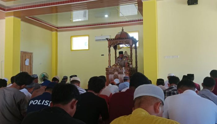 Jumat Keliling, Wakapolres Bombana Ingatkan Warga Bahaya Narkoba dan Kenalkan Layanan 110