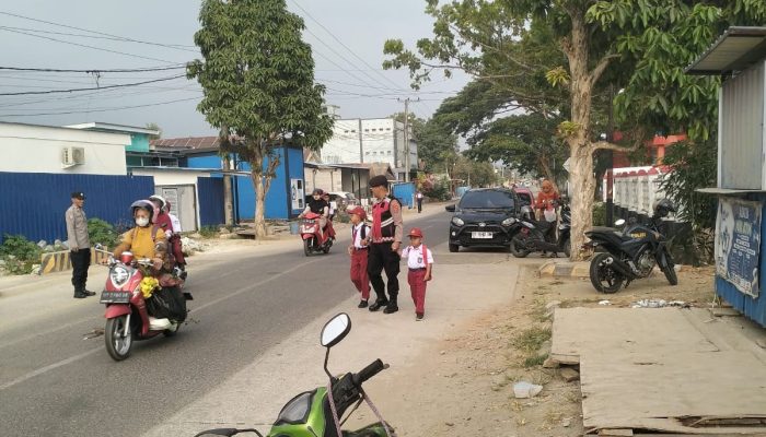 Polres Bombana Hadir Jaga Keselamatan Pelajar dan Ketertiban Lalu Lintas