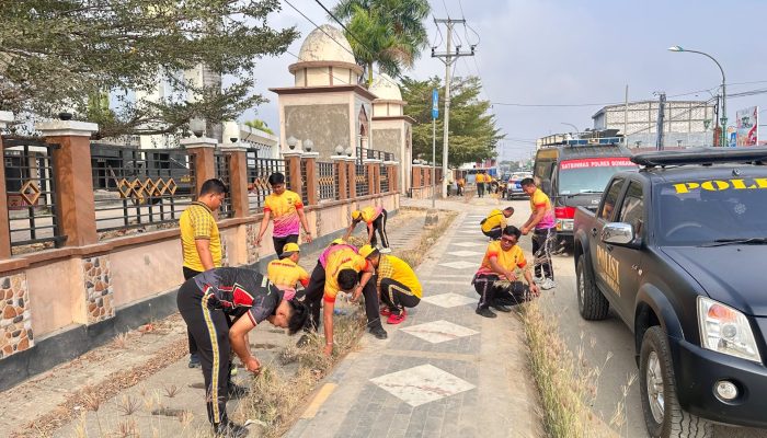 Polres Bombana Gelar Kerja Bakti Bersihkan Masjid Agung Nurul Iman